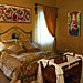 フレスコ画　ベッド上の装飾と右壁の人物画